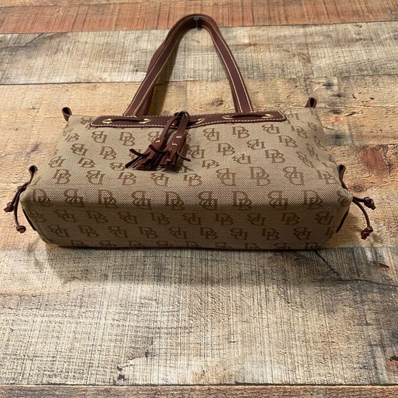 Vintage Dooney & Bourke Tan Signature Jacquard Small Hobo Bag - Picture 4 of 14